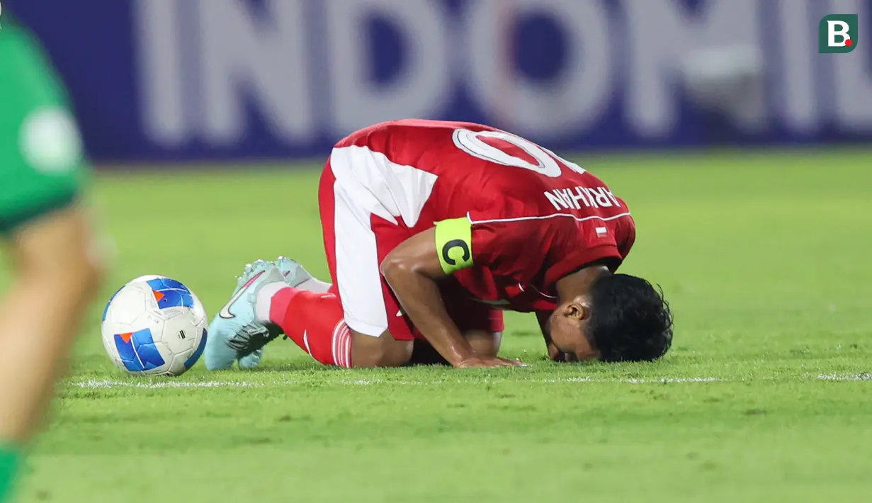 <p>Pemain Timnas Indonesia U-23, Arkhan Fikri melakukan sujud syukur setelah mencetak gol ke gawang Makau dalam laga Kualifikasi Piala Asia U-23 2026 di Stadion Gelora Delta Sidoarjo, Jawa Timur, Sabtu (06/09/2025). (Bola.com/Abdul Aziz)</p>