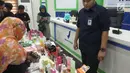 Kosmetik dan obat-obatan ilegal diperlihatkan saat rilis di Gorontalo, Senin (17/12). Seluruh barang tersebut disita dari beberapa wilayah di Prov Gorontalo, diantarnya, Kota Gorontalo, Kab Bone Bolango dan Kab Gorontalo. (Liputan6.com/Arfandi Ibrahim)