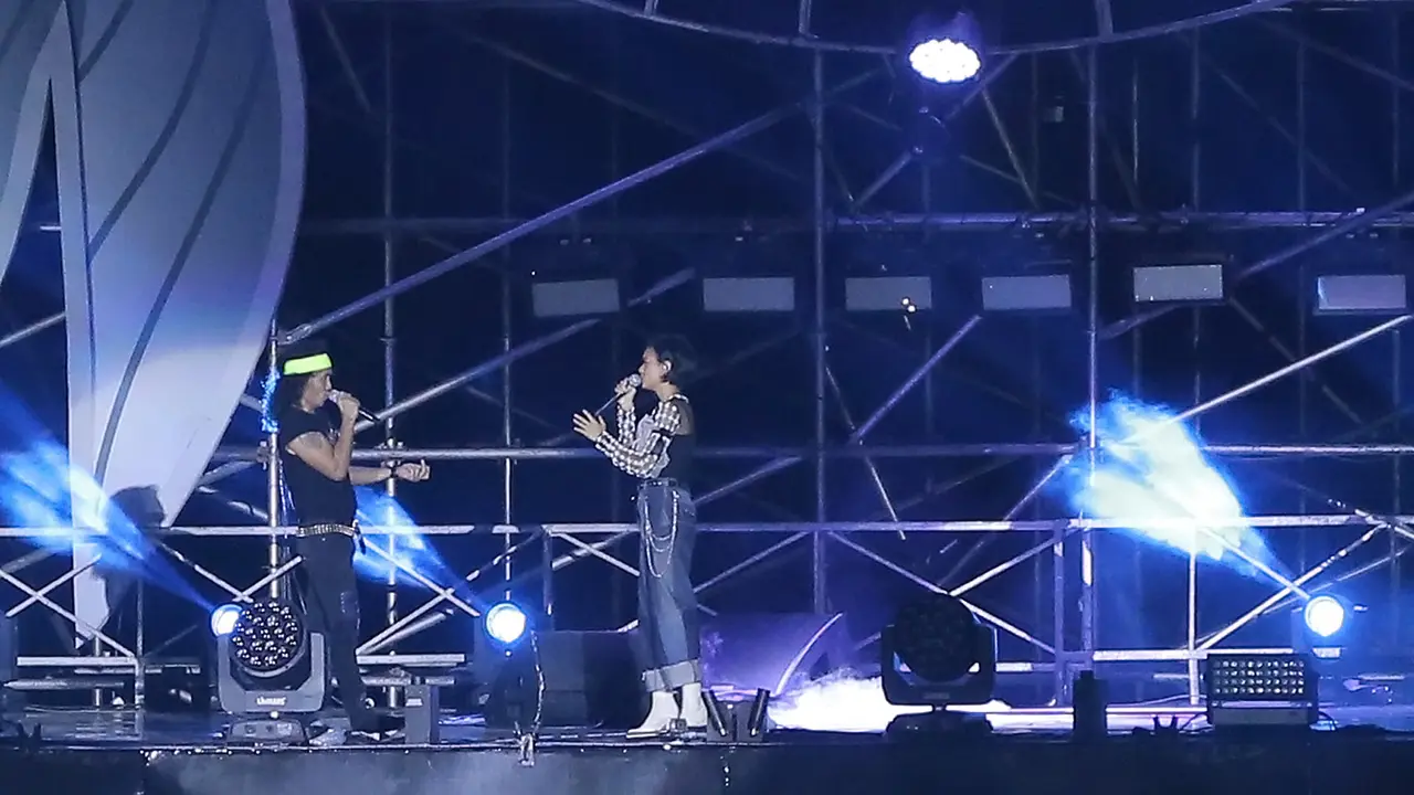 Eva Celia saat berduet dengan Kaka di konser HUT ke-35 Slank Indonesia Now di GBK, Minggu (23/12). (Bambang Eros/Fimela)