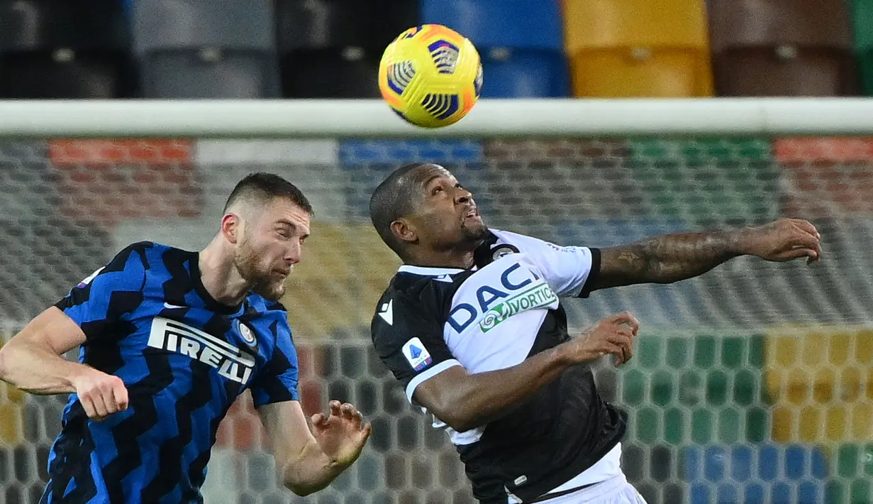 Pemain Inter Milan, Milan Skriniar (kiri) berebut bola diudara dengan pemain Udinese, Samir dalam laga lanjutan Liga Itali 2020/2021 di Friuli stadium, Minggu (24/1/2021) dini hari. (Foto: AFP/Vincenzo Pinto)