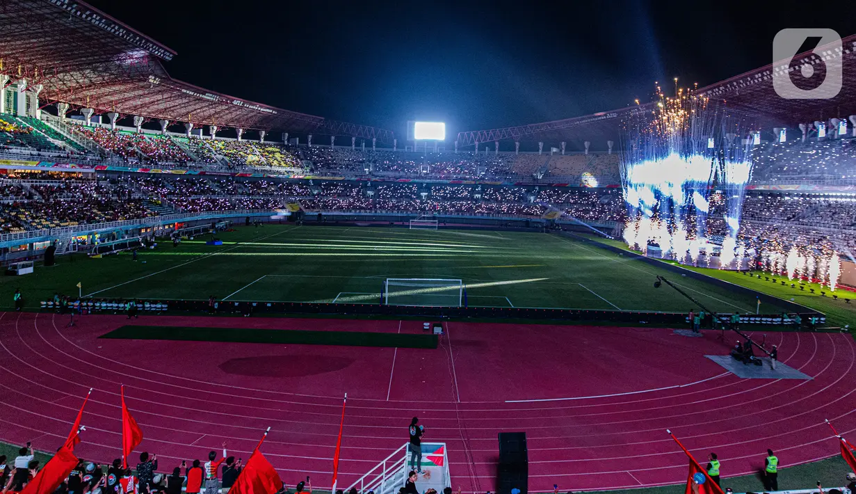 Suasana upacara pembukaan Piala Dunia U-17 2023 di Stadion Gelora Bung Tomo, Surabaya, Jawa Timur, Jumat (10/11/2023). Gelaran ini menandai pertama kalinya Indonesia menjadi tuan rumah Piala Dunia. (Liputan6.com/Faizal Fanani)