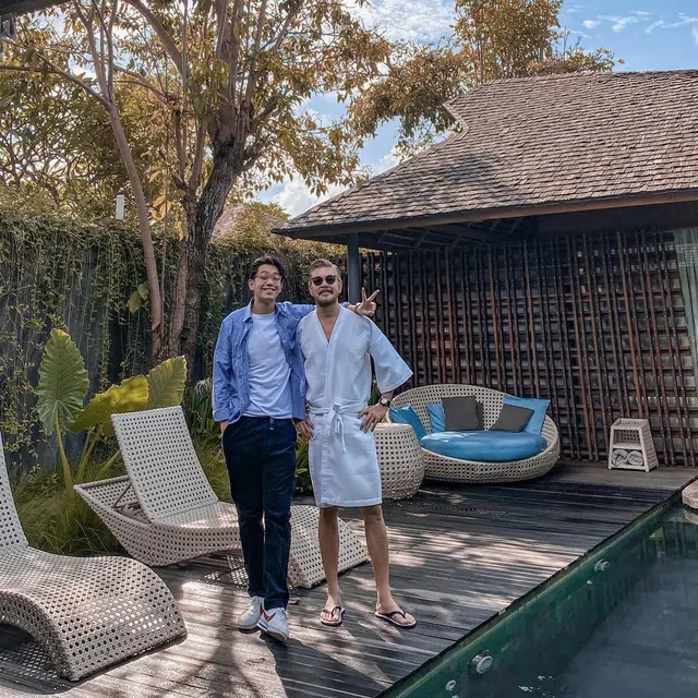 6 Potret Kebersamaan Brandon Salim dan Ferry Salim, Bak Kakak Adik