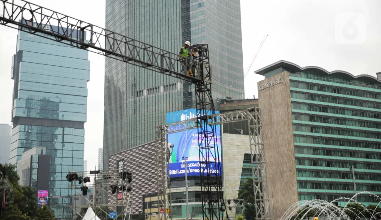 Pekerja menyelesaikan pembuatan panggung untuk acara malam tahun baru di sekitar kawasan Bundaran HI, Jakarta, Rabu (25/12/2019). Merayakan pergantian tahun, Pemprov DKI Jakarta menggelar sejumlah acara di sejumlah titik sepanjang Jalan Sudirman-MH Thamrin. (Liputan6.com/Faizal Fanani)