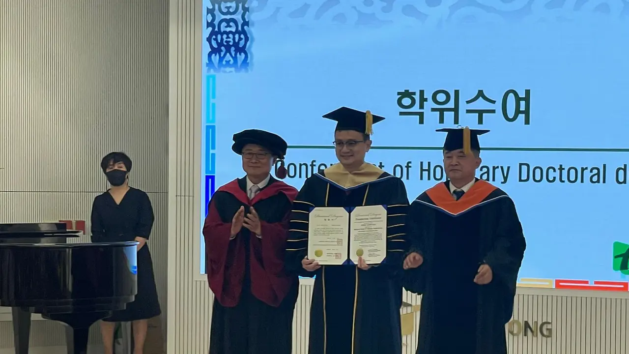 Wakil Menteri Perdagangan RI Jerry Sambuaga mendapat gelar kehormatan Doctor Honoris Causa dari Tongmyong University, Korea Selatan.
