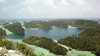 Keindahan Raja Ampat dilihat dari Puncak Bukit Harfat, Misool, Raja Ampat.