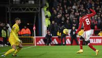 Pemain Nottingham Forest, Cheikhou Kouyate (kanan), yang sudah berhadapan satu lawan satu dengan penjaga gawang Tottenham Hotspur, Guglielmo Vicario, gagal mencetak gol dalam pertandingan pekan ke-17 Liga Inggris 2023/2024 yang berlangsung di The City Ground, Sabtu (16/12/2023) dini hari WIB. (AFP/Oli Scarff)