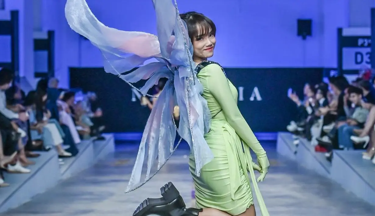 <p>Fujianti Utami alias Fuji An menjadi salah satu selebriti yang melenggang di atas catwalk Jakarta Fashion and Food Festival (JF3) 2023. [Foto: IG/JF3_info].</p>