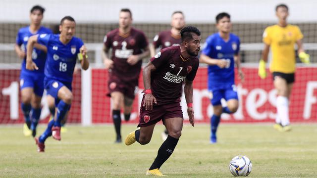 Gelandang PSM Makassar, Zulham Zamrun, menggiring bola saat melawan Lao Toyota FC pada laga Piala AFC. (Bola.com/M. Iqbal Ichsan)