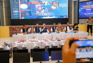 Deretan laptop dan ponsel yang disita dari markas judi online di sebuah apartemen di Medan diperlihatkan saat rilis kasus di Polda Sumut. (Liputan6.com/Reza Effendi)