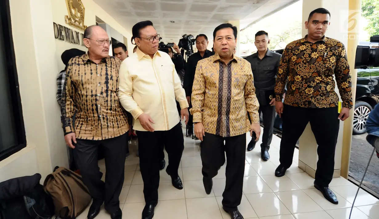 Ketua Dewan Pakar PartaiGolkar, Agung Laksono (keduakiri) berjalan bersama Ketua Umum, Setya Novanto jelang Rapat Pleno XI Dewan Pakar di Jakarta, Jumat (21/7). Rapat membahas perkembangan strategis aktual. (Liputan6.com/HelmiFithriansyah)