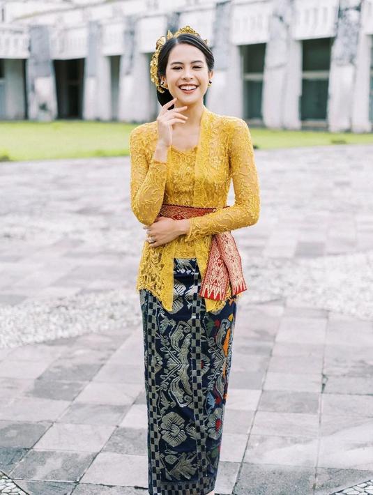 Begini penampilan Maudy Ayunda saat acara G20 di Bali. Dengan kebaya berwarna kuning, dipadu senteng maron, dan kain songket biru. (Foto: Instagram/@didietmaulana)