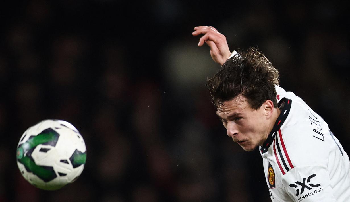 Bek Manchester United, Victor Lindelof menyundul bola saat bertanding melawan Nottingham Forest pada semifinal leg pertama Piala Liga Inggris, Kamis (26/1/2023). Hasi ini membuat Setan Merah berada di atas angin, sebab mereka akan giliran menjamu Nottingham Forest di Old Trafford, pada partai leg kedua semifinal, Kamis (2/2/2023) dini hari WIB. (AFP/Darren Staples)