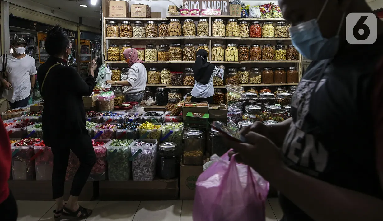 Calon pembeli memilih berbagai jenis kue kering yang dijual di Pasar Mayestik, Jakarta, Senin (3/5/2021). Omzet penjualan kue kering menjelang Lebaran tahun ini mengalami peningkatan hingga 70 persen dari tahun sebelumnya yang mengalami penurunan hingga 70 persen. (Liputan6.com/Johan Tallo)