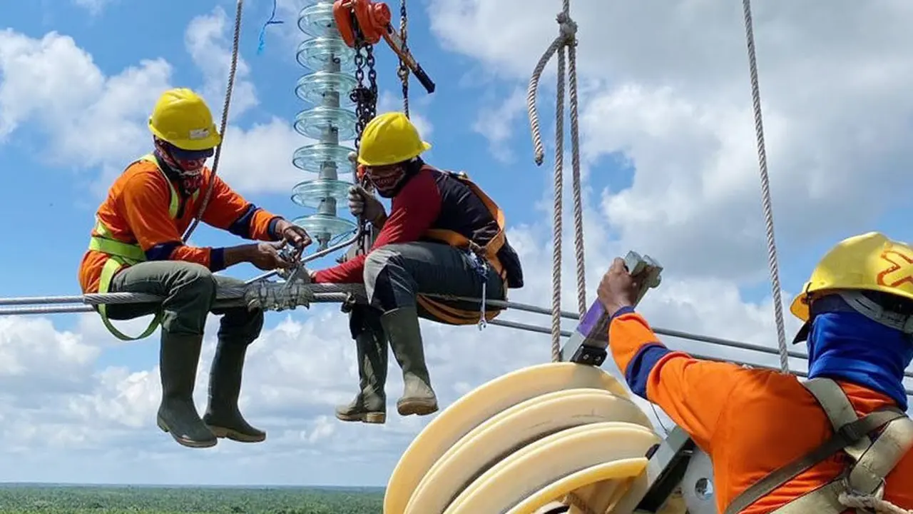 PT PLN (Persero) tengah mempercepat pembangunan Saluran Udara Tegangan Tinggi (SUTT) 150 kilo Volt (kV) Pangkalan Bun-Sukamara.