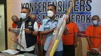 Kasat Reskrim Polres Metro Depok, AKBP Yogen Heroes Baruno memperlihatkan sejumlah barang bukti yang digunakan pelaku pengeroyokan terhadap pengawas pembangunan. (Liputan6.com/Dicky Agung Prihanto)

 