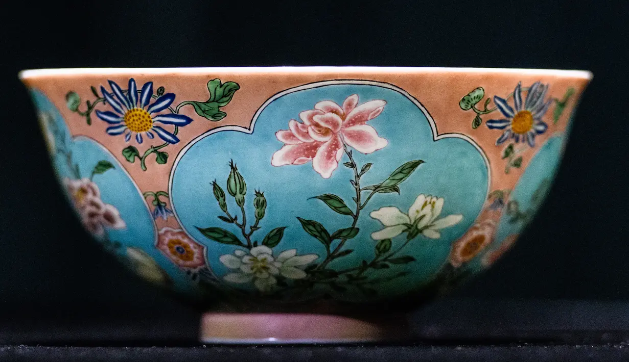 Wujud mangkuk Dinasti Qing saat dipamerkan di Rumah Lelang Sotheby's di Hong Kong, Kamis (2/3). mangkuk Dinasti Qing akan dilelang pada 3 April 2018. (ANTHONY WALLACE/AFP)