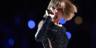 Belum lama ini Taylor Swift dikabarkan punya cara sendiri dalam menyapa para penggemarnya. Bukan hanya sekedar mengintip akun Instagram para fansnya, namun ia juga baru saja  mengadakan sebuah pesta. (AFP/Kevork Djansezian)