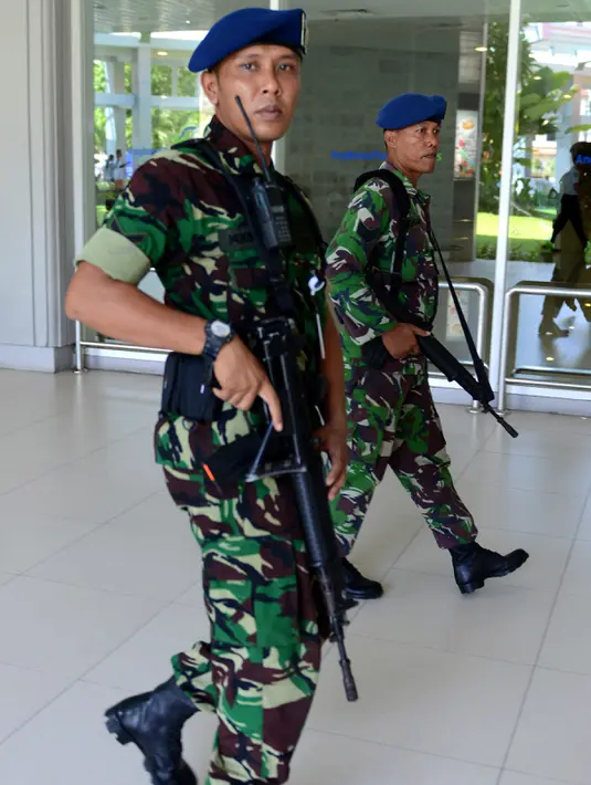 Dua anggota TNI AU berpatroli di Bandara Ngurah Rai, Denpasar, Bali, Jumat (15/1). Pasca serangan di Sarinah, Jakarta, Bandara Ngurah Rai sebagai salah satu pintu masuk menuju Bali meningkatkan keamanan. (AFP PHOTO/Sonny Tumbelaka)