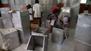 Suasana di Gudang Penyimpanan Kotak Suara Pengadegan, Jakarta Selatan, Senin (2/1). Rencananya kotak tersebut akan didistribusikan untuk 65 kelurahan se Jakarta Selatan (Liputan6.com/Johan Tallo)