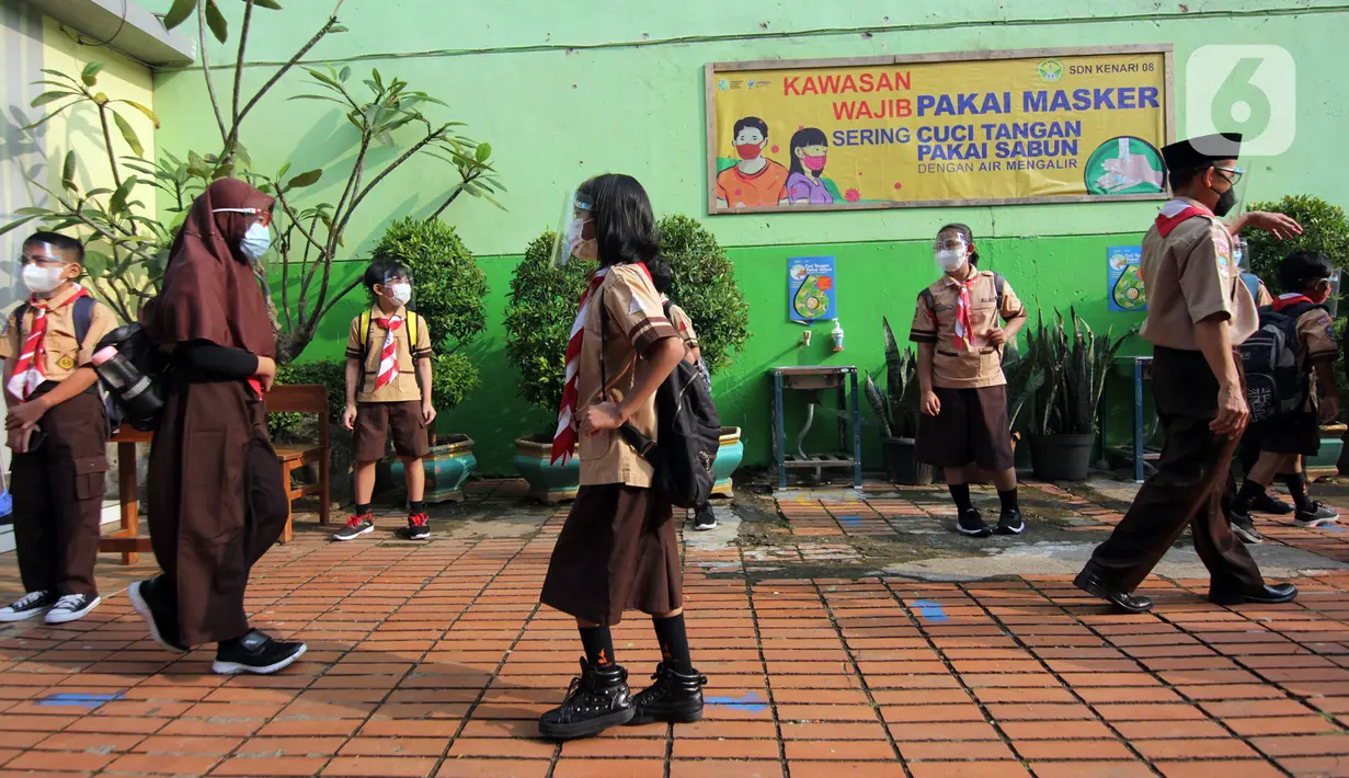 Sejumlah siswa saat uji coba kegiatan belajar tatap muka di SDN Kenari 07/08 Pagi, Jakarta, Rabu (9/6/2021). SDN Kenari 07/08 Pagi telah menjalani evaluasi (assesment) dan dinilai telah memenuhi persyaratan untuk pembelajaran tatap muka sesuai protokol kesehatan. (Liputan6.com/Herman Zakharia)