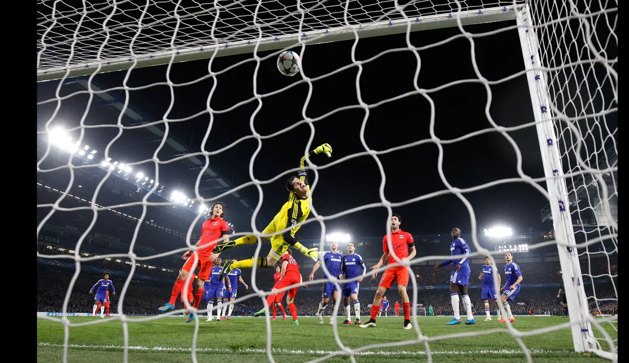 Kiper Chelsea,  Thibaut Courtois gagal menghalau bola sundulan pemain PSG pada leg kedua 16 besar Liga Champions di Stadion Stamford Bridge, London, Inggris (11/3/15) . Chelsea bermain imbang 2-2 dengan Paris St Germain. (Reuters/Stefan Wermuth)