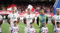 Bek Timnas Indonesia, Jay Idzes (tengah) memperkuat Venezia saat bertandang ke markas AC Monza dalam lanjutan Serie A 2024/2025, Minggu (27/10/2024). (Instagram/jayidzes)