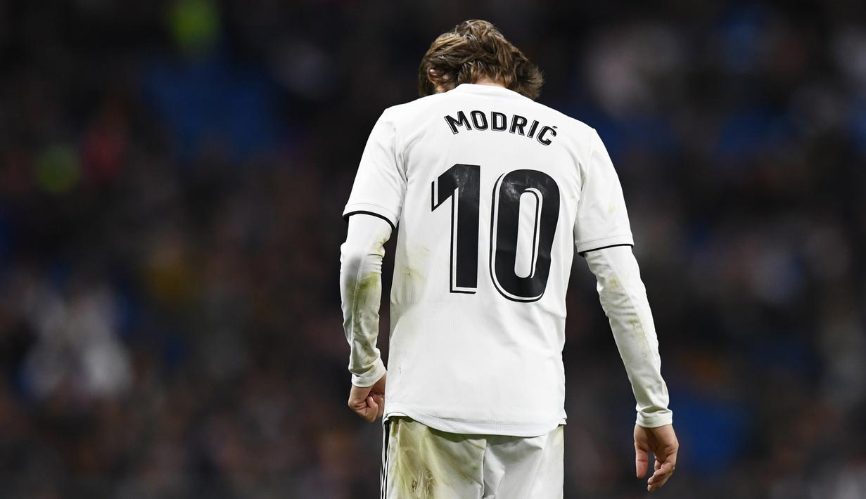 4. Luka Modric - Peraih Ballon d'Or musim lalu ini usianya sudah memasuki 33 tahun saatnya Real Madrid melakukan regenerasi, selain itu menjualnya akan membuat Eden Hazard bisa memakai nomor punggung 10 yang menjadi kesukaannya. (AFP/Gabriel Bouys)