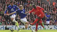 Proses terjadinya gol Liverpool yang dicetak Sadio Mane ke gawang Everton. Ketiga gol kemenangan The Reds dicetak oleh Sadio Mane 8', Philippe Coutinho 31' dan Divock Origi 60'. (AP/Peter Byrne)