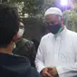 Adik Syekh Ali Jaber, Syekh Muhammad Jaber, saat pemakaman. (Liputan6.com/Pramita Tristiawati)