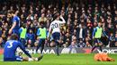 Gelandang Tottenham, Dele Alli, merayakan gol yang dicetaknya ke gawang Chelsea pada laga Premier League di Stadion Stamford Bridge, London, Minggu (1/4/2018). Chelsea kalah 1-3 dari Tottenham. (AFP/Glyn Kirk)