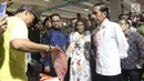 Presiden Joko Widodo berbelanja usai meresmikan Pasar Ikan Modern Muara Baru di Jakarta, Rabu (13/3). PIM Muara Baru yang menelan anggaran Rp150,68 miliar mengusung konsep pasar ikan yang higienis dan modern. (Liputan6.com/Angga Yuniar)