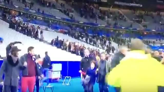 Bom berkekuatan ledak rendah disinyalir meledak di pintu masuk stadion J Stade de France, Jumat (13//11/2015) pada laga persahabatan Prancis vs Jerman sedang digelar.