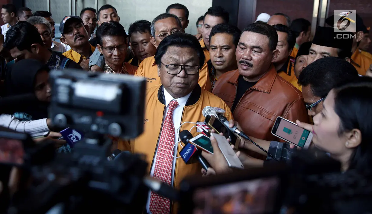 Ketum Partai Hanura, Oesman Sapta Odang memberi keterangan usai rapat koordinasi DPD Partai Hanura se-Indonesia, Jakarta, Rabu (17/1). Rapat tersebut membahas kesiapan partai menghadapi verifikasi faktual KPU menuju Pemilu 2019. (Liputan6.com/Johan Tallo)