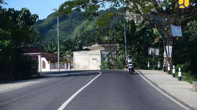 Presiden Joko Widodo (Jokowi) melaksanakan peresmian Inpres Jalan Daerah (IJD) di Nusa Tenggara Barat (NTB).