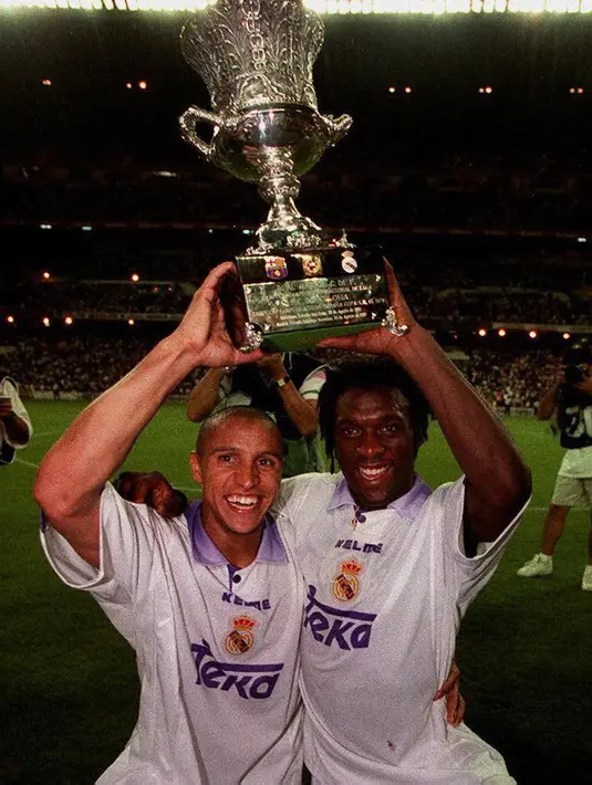 Clarence Seedorf (kanan), merasakan tiga musim yang luar biasa bersama Real Madrid dengan meraih gelar La Liga (1996-1997) dan Liga Champions semusim berselang. (AFP/Dominique Faget)