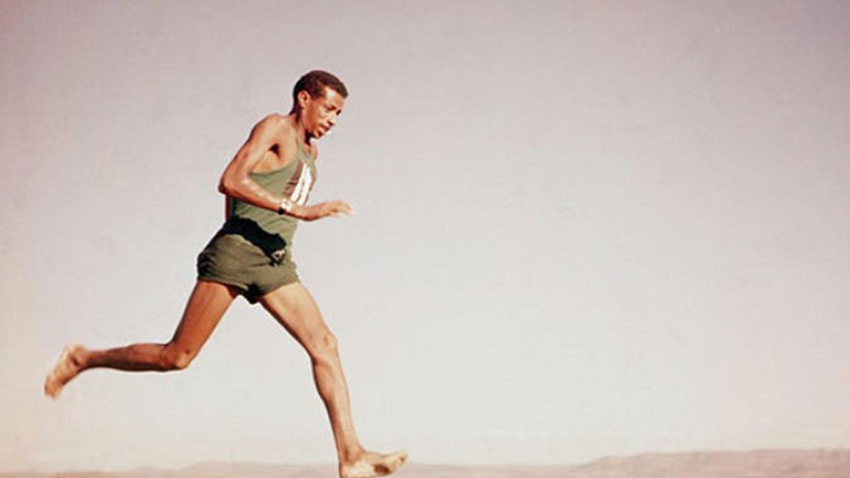 Kisah Abebe Bikila, Pelari Tanpa Alas Kaki Rebut 2 Emas Olimpiade - Bola  Liputan6.com