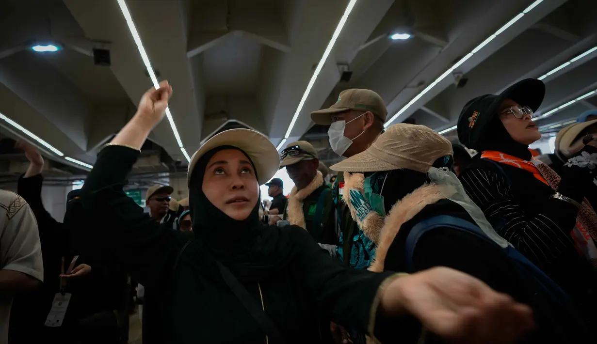 Jemaah Muslim melemparkan kerikil ke tiang-tiang sebagai simbol pelemparan batu ke setan pada hari kedua ritual, salah satu upacara terakhir ibadah haji tahunan, di Mina, Arab Saudi, Kamis 28 Mei 2026. (AP Photo/Altaf Qadri)