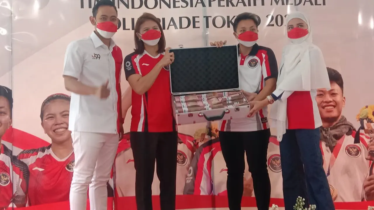 Owner J99 Corp Gilang Widya Pramana yang juga dikenal dengan Crazy Rich Malang memberikan bonus kepada Greysia dan Apriyani
