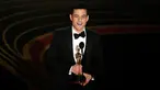 Rami Malek memberikan pidato kemenangan di atas panggung perhelatan Oscar 2019 di Dolby Theatre, Los Angeles, Minggu (24/2). Rami Malek meraih piala Oscar 2019 sebagai Aktor Pemeran Utama Terbaik di film Bohemian Rhapsody. (Kevin Winter/Getty Images/AFP)