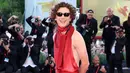 <p>Timothee Chalamet tampil berani di red carpet dengan outfit serba merah. Ia mengenakan busana rancangan Haider Ackermann. Foto: Vogue.</p>