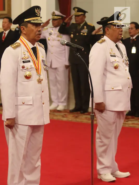 Syamsuar (kiri) dan Edy Natar Nasution membaca sumpah jabatan saat pelantikan sebagai Gubernur dan Wakil Gubernur Riau periode 2019-2024 di Istana Negara, Jakarta, Rabu (20/2). (Liputan6.com/Angga Yuniar)