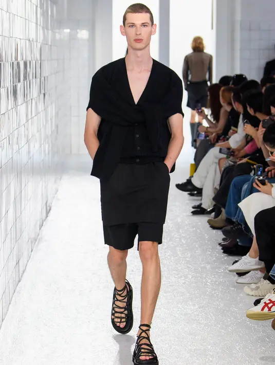 Coats yang ringan menumpuk atasan, kemeja, polo shirt, dipadu Bermuda shorts, dan wide trousers. Styling ini menciptakan kesan tumpuk yang asimetris. [Foto: Document/Onitsuka Tiger]