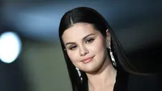 Selena Gomez saat tiba di acara tahunan kedua Academy Museum di Academy Museum of Motion Pictures di Los Angeles, Amerika, Sabtu (15/10/2022). Lama tak terlihat, Selena Gomez tampil anggun dan menawan dengan balutan busana serba hitam. (Jon Kopaloff/Getty Images via AFP)