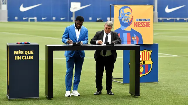 Foto: Momen Franck Kessie Saat Diperkenalkan Jadi Rekrutan Anyar Barcelona, Disambut Joan Laporta dengan Suka Cita