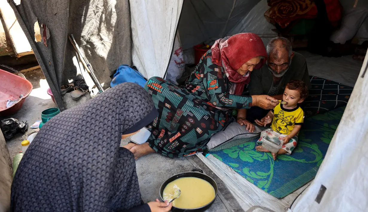 Beberapa keluarga di Gaza terpaksa berbagi makanan dalam satu mangkuk untuk disantap bersama. (Omar AL-QATTAA/AFP)
