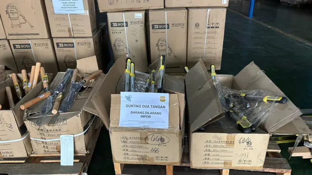 Kementerian Perdagangan berhasil mengamankan lebih dari 1,6 juta unit produk impor ilegal dari China. (Foto: Liputan6.com/Tira Santia)