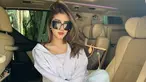 Pedangdut cantik Ghea Youbi memang memiliki tampilan yang seksi. Baru-baru ini ia pun mengunggah fotonya berpose di dalam mobil dengan mengenakan sweater dan celana jeans serta kaca mata hitam dan sepatu berwarna putih. (Instagram/gheayoubi)
