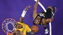 Pemain Utah Jazz,  Boris Diaw (kanan) berduel dengan pemain Los Angeles Lakers, Thomas Robinson pada laga NBA basketball game di Los Angeles, (27/12/2016).  (AP/Mark J. Terrill)