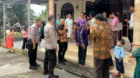 Kasat Narkoba Polresta Pekanbaru bersama polisi lainnya saat datang ke gereja mengikuti Minggu Kasih menyampaikan pesan Pemilu damai. (Liputan6.com/M Syukur)