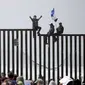 Para imigran asal Honduras berdemonstrasi di perbatasan AS - Meksiko di San Ysidro, San Diego, California (29/4) (AP PHOTO via VOA)